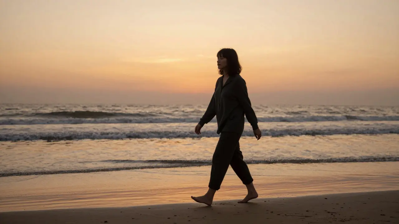 Човек се разхожда по брега на Черно море при залез, с голи крака на пясъка.